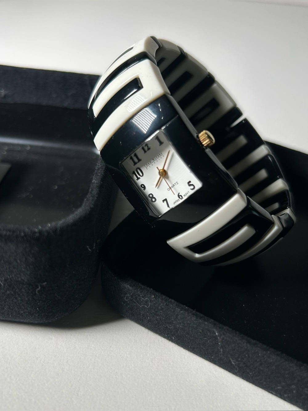 Joan Rivers Fashion Watch Black & White Elastic Black-And-White Needs Battery